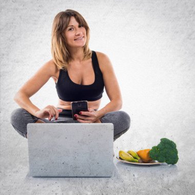 Beslenme uzmanı on-line onu laptop ile çalışma