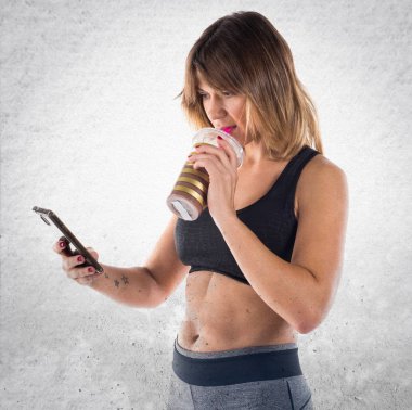 Spor kadın ile onun hareket eden ve spor içki içme