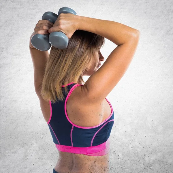 Sport donna fare sollevamento pesi — Foto Stock