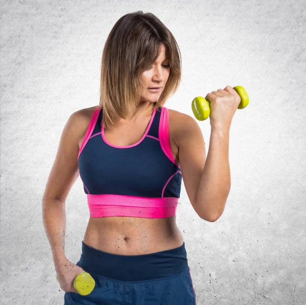 Deporte mujer haciendo levantamiento de pesas —  Fotos de Stock