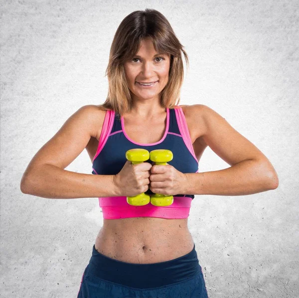 Sport donna fare sollevamento pesi — Foto Stock