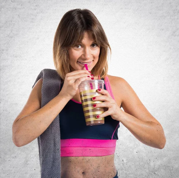 アスリート女性のスポーツド リンクを飲む — ストック写真