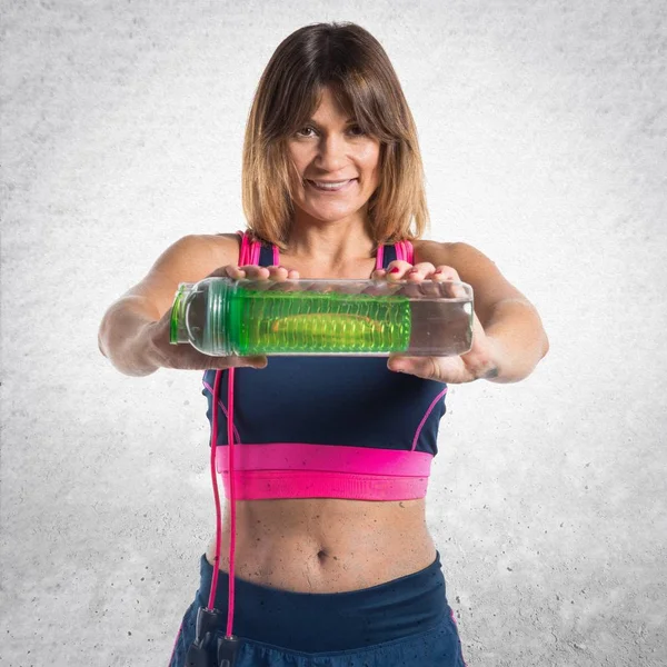 Atleta mulher segurando uma bebida esportiva — Fotografia de Stock