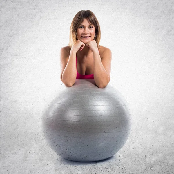 Donna sportiva con palla in forma — Foto Stock