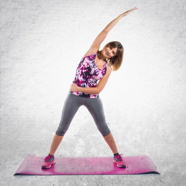 Sport donna stretching su mat — Foto Stock