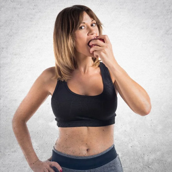Sport donna mangiare una mela — Foto Stock