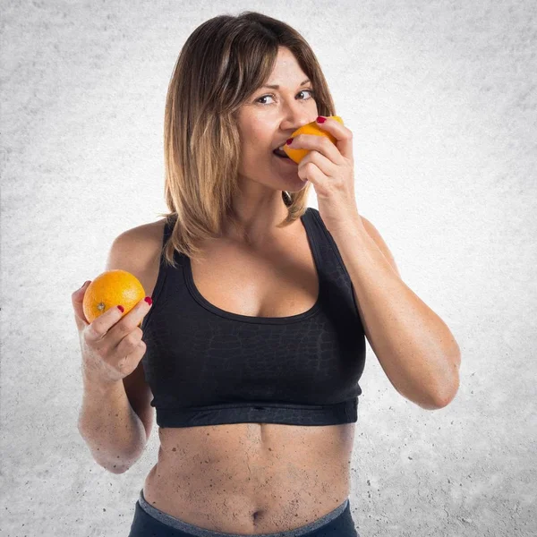 Sportlerin isst eine Orange — Stockfoto