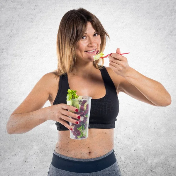 Bella donna sportiva mangiare un'insalata — Foto Stock