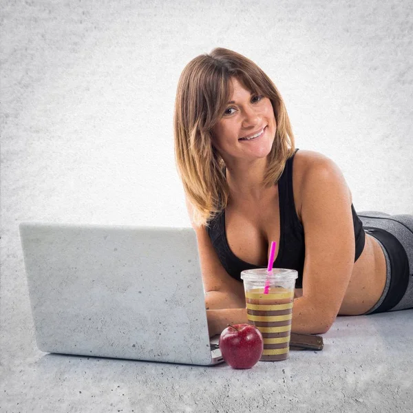 Sport vrouw die met haar laptop werkt — Stockfoto