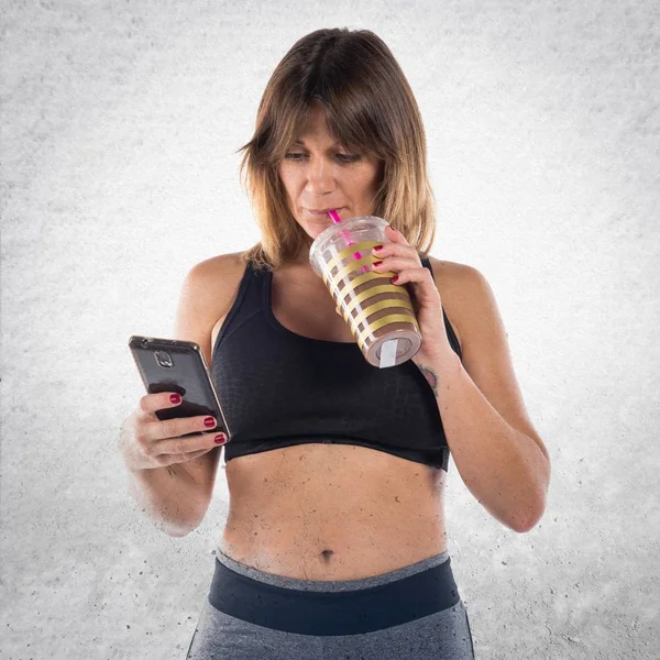 Spor kadın ile onun hareket eden ve spor içki içme