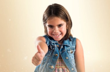 Başparmak ile küçük esmer kız