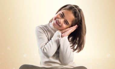 Esmer kız uyku jest yapma