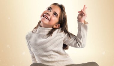 Esmer kız yukarı dönük