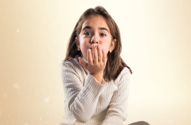 Kız öpücük yolluyor.