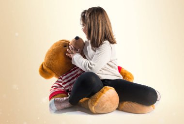 Doldurulmuş hayvan ile oynayan çocuk