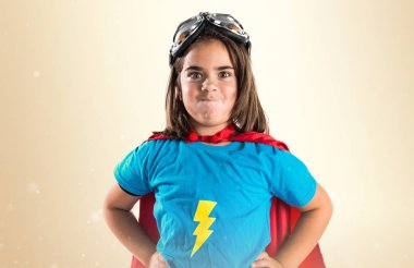 Sevimli küçük kız süper kahraman gibi giyinmiş