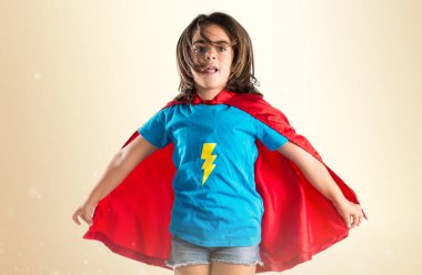 Sevimli küçük kız süper kahraman ve atlama gibi giyinmiş