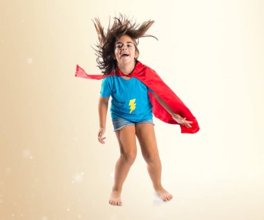 Sevimli küçük kız süper kahraman gibi giyinmiş