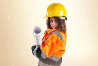 Küçük kız işçi gibi giyinmiş