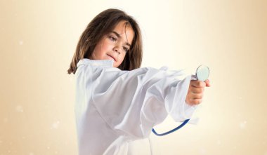 Doktor gibi giyinmiş küçük kız.