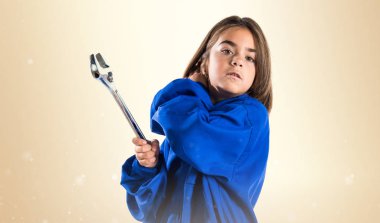 Mekanik kostüm ile küçük kız