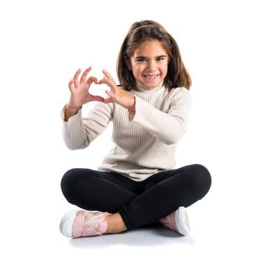 Esmer kız elleri ile bir kalp yapma