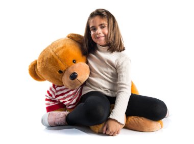 Doldurulmuş hayvan ile oynayan çocuk