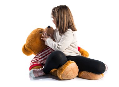 Doldurulmuş hayvan ile oynayan çocuk