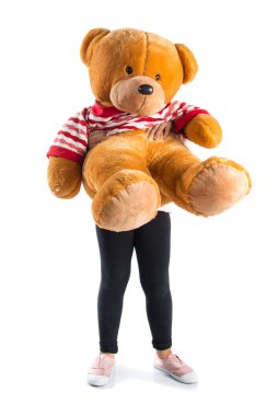 Doldurulmuş hayvan ile oynayan çocuk