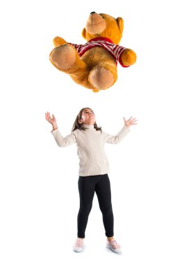 Doldurulmuş hayvan ile oynayan çocuk