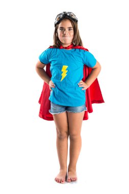 Sevimli küçük kız süper kahraman gibi giyinmiş