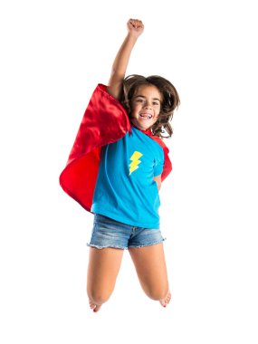 Sevimli küçük kız süper kahraman ve atlama gibi giyinmiş