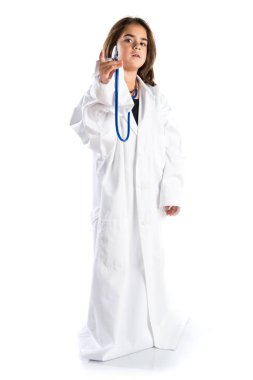 Doktor gibi giyinmiş küçük kız.