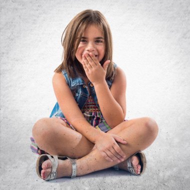 Esmer kız sürpriz jest yapma