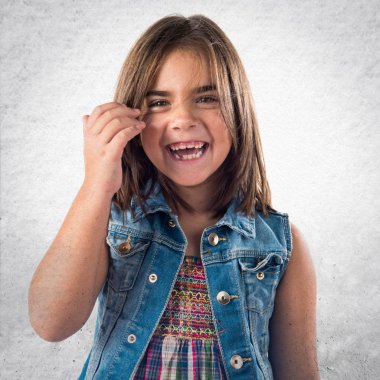 mutlu küçük esmer kız