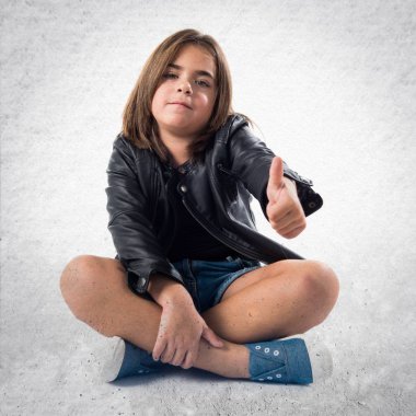 Başparmak ile küçük esmer kız