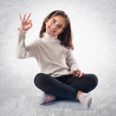 Ok işareti yapmak küçük esmer kız