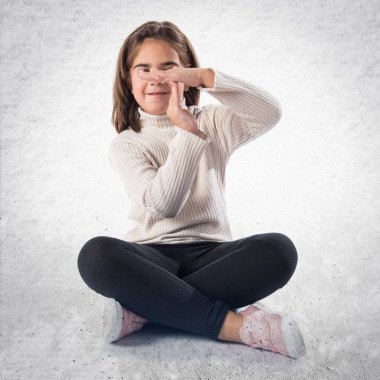 Zaman aşımı jest yapma küçük esmer kız