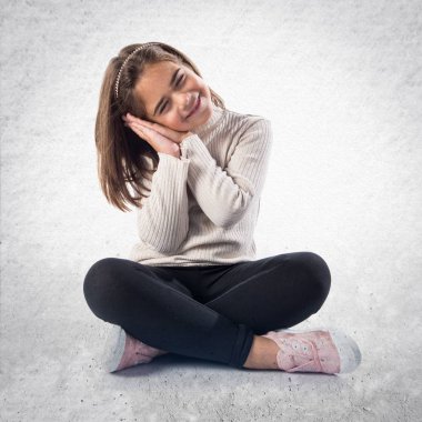 Esmer kız uyku jest yapma