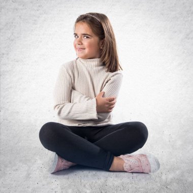 Esmer kız kollarını ile geçti