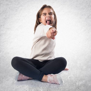 Esmer kızın önüne işaret