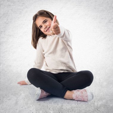 Başparmak ile küçük esmer kız