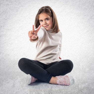 Esmer kız zafer jest yapma