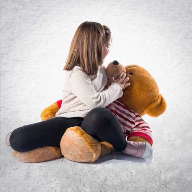 Doldurulmuş hayvan ile oynayan çocuk