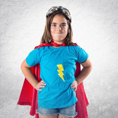 Sevimli küçük kız süper kahraman gibi giyinmiş