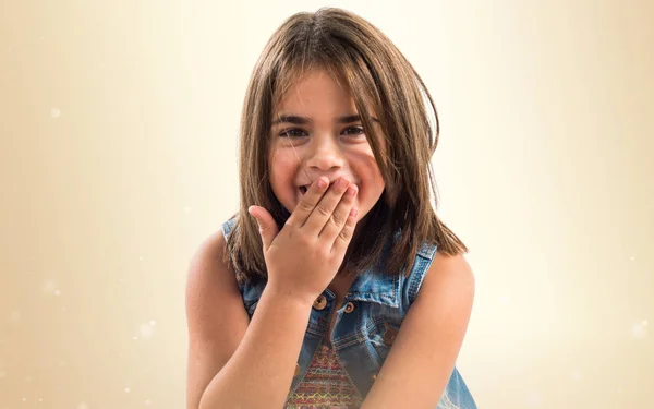 Niña morena haciendo gesto sorpresa —  Fotos de Stock