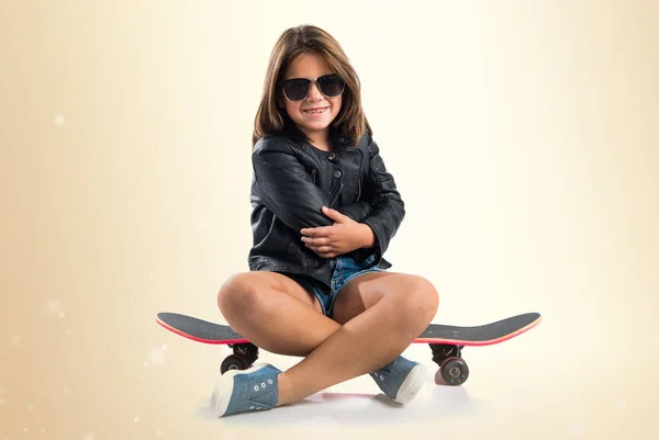 Roztomilá brunetka s skate — Stock fotografie