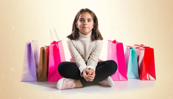 Kind mit vielen Einkaufstüten — Stockfoto