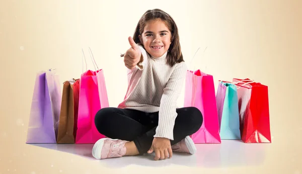 Enfant avec de nombreux sacs à provisions — Photo