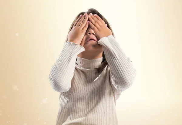 Niña morena cubriéndose los ojos —  Fotos de Stock